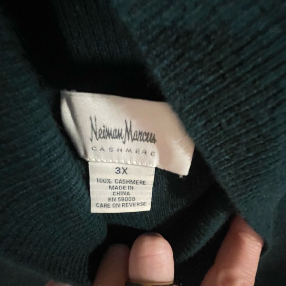 Neiman Marcus Cashmere Turtleneck Sweater - Picture 2 of 3